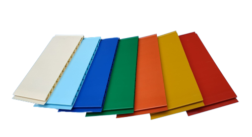 Un montón de hojas de papel de diferentes colores están apiladas una encima de otra sobre un fondo blanco.