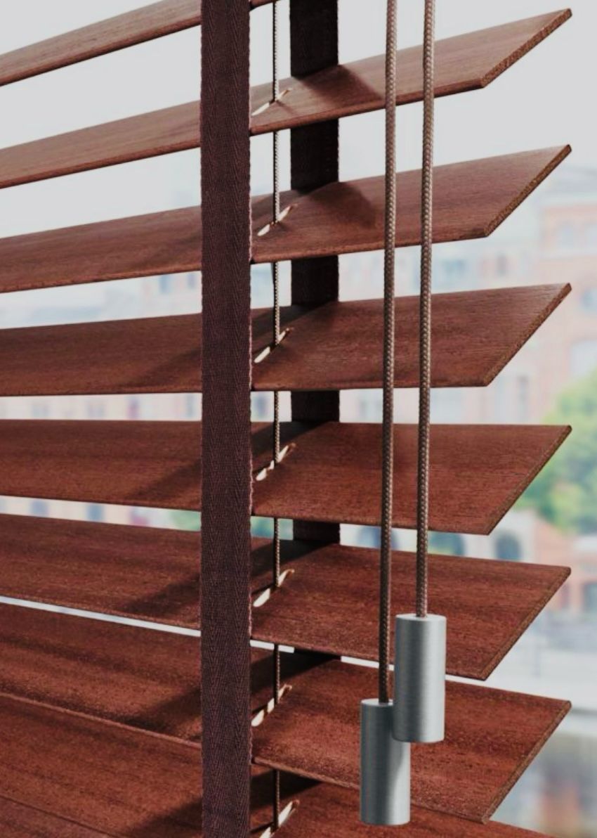 un primo piano di una tenda in legno con una finestra sullo sfondo