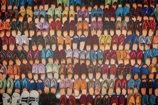 Rijen kleurrijke sandalen tentoongesteld.