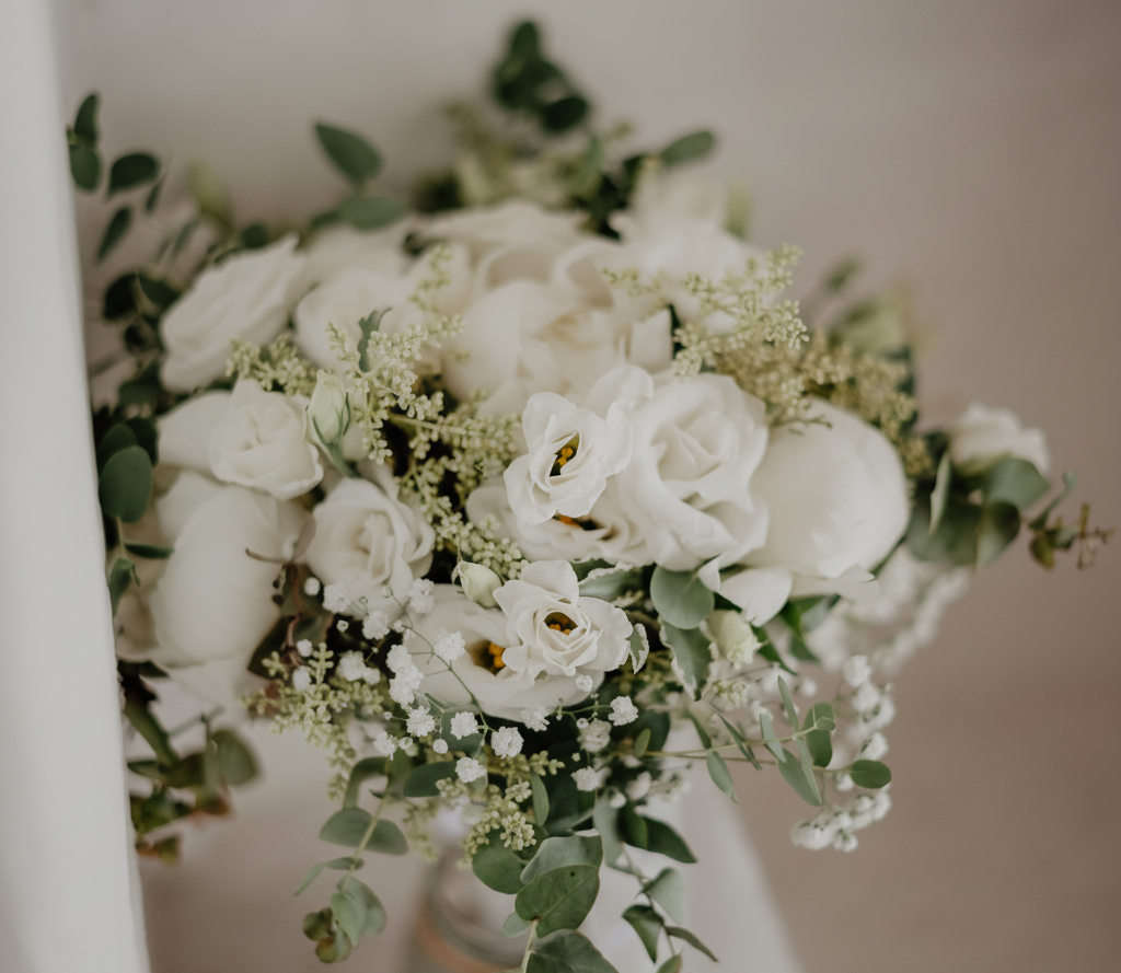 Bouquet di fiori bianchi con rose, peonie e verde.