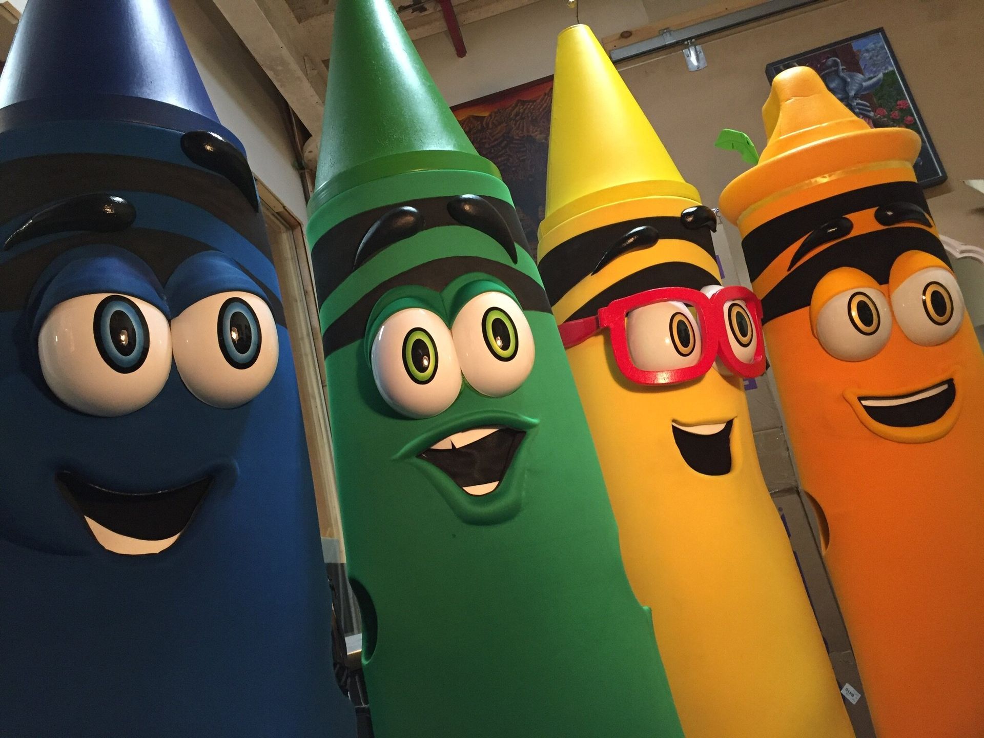 Four crayons are standing next to each other and smiling