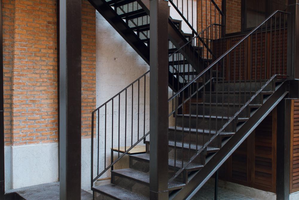 Una serie di scale con ringhiera metallica in un edificio.
