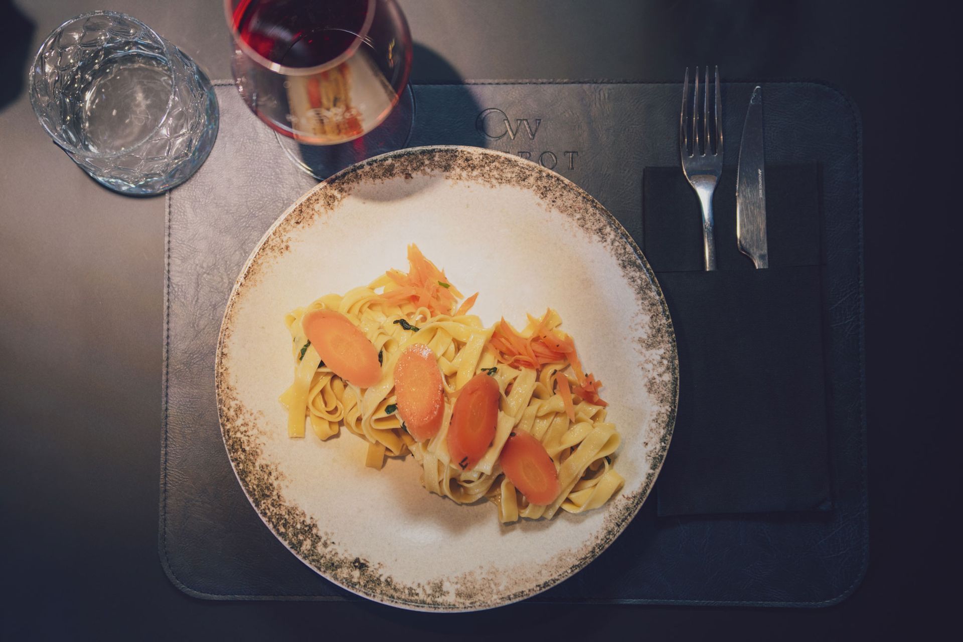 piatto di tagliatelle con carote