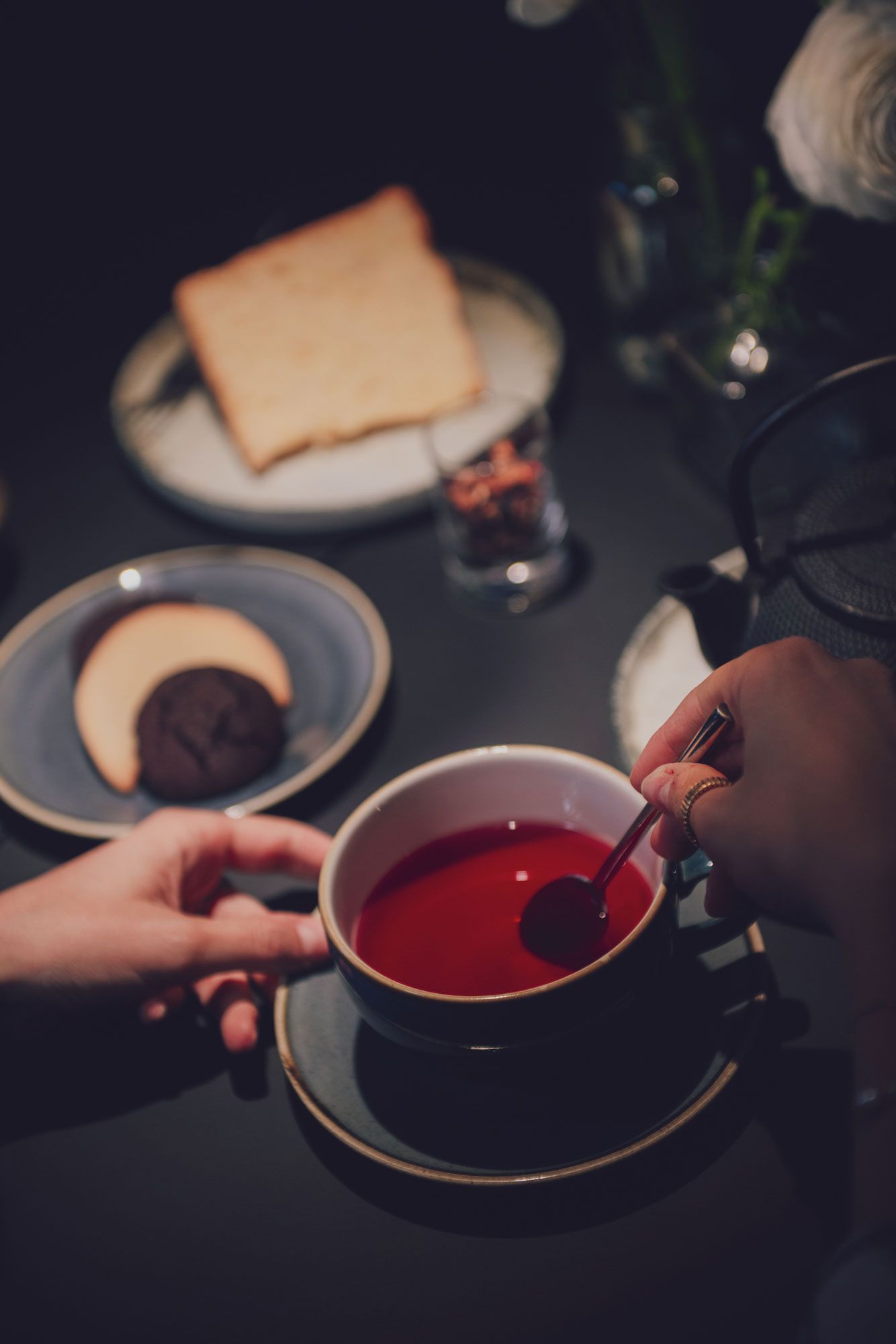 tisana con biscotti