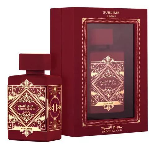 Frasco de perfume color granate y caja a juego con un diseño ornamentado de estilo árabe en oro sobre fondo blanco.