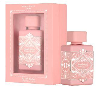 Frasco de perfume rosa y caja a juego con un diseño blanco ornamentado sobre un fondo claro.