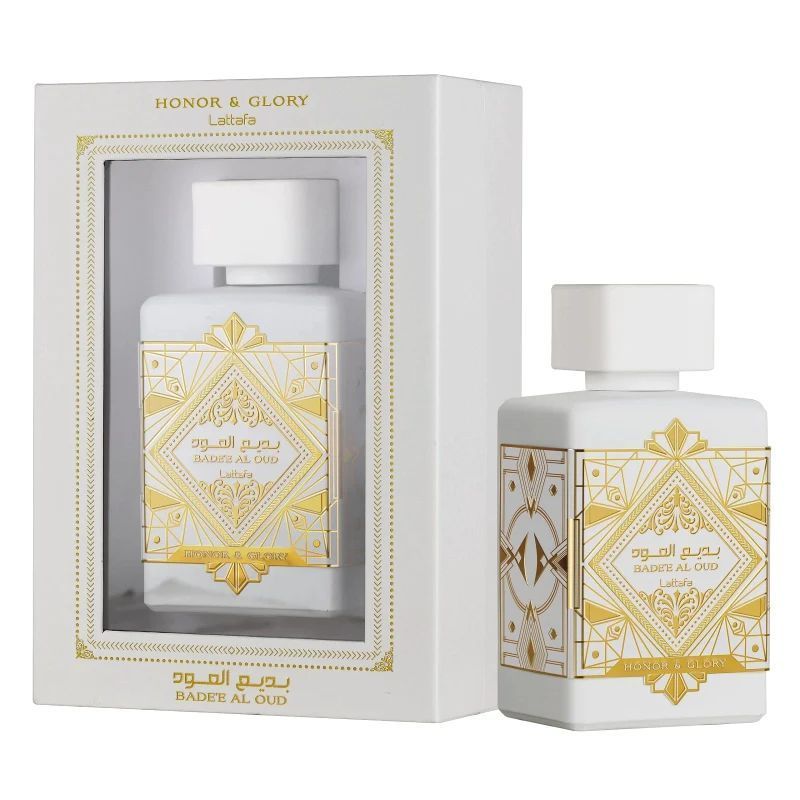 Frasco de perfume de lujo blanco y caja a juego adornada con oro sobre un fondo blanco.