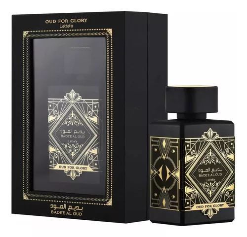Frasco de perfume de oud negro junto a una caja a juego en negro y dorado con un diseño ornamentado de estilo árabe.