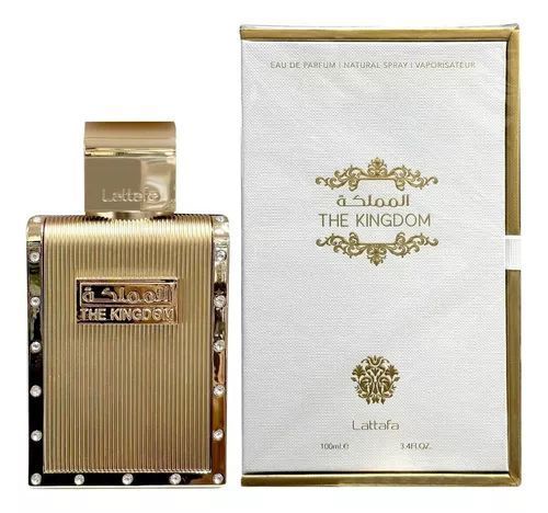 Frasco de perfume dorado y caja a juego blanca y dorada con la etiqueta “THE KINGDOM”.