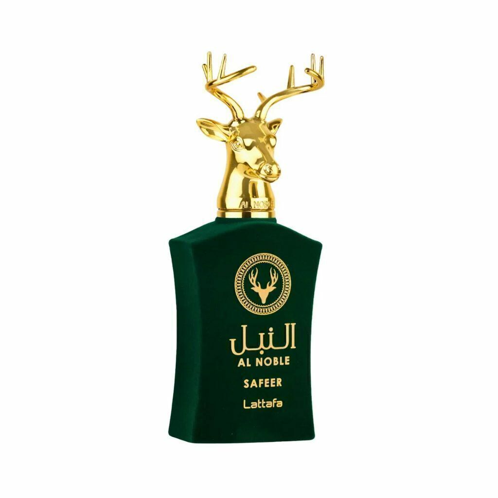 Trofeo de ciervo dorado sobre base verde oscuro con texto en árabe e inglés