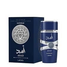 Caja y frasco de perfume Blue Asad con detalles plateados y texto árabe sobre fondo blanco.