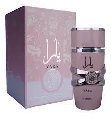 Frasco de perfume Pink Yara junto a su caja a juego de color rosa y morado.