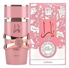 Frasco de perfume Pink Yara junto a una caja floral a juego.