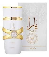 Frasco de perfume Yara Lattafa blanco y dorado con caja a juego sobre fondo liso.