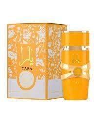 Frasco de perfume amarillo anaranjado con caja estampada a juego con la etiqueta “VARA”.