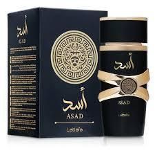 Frasco y caja de perfume Asad Lattafa en negro y dorado con emblema circular ornamentado.