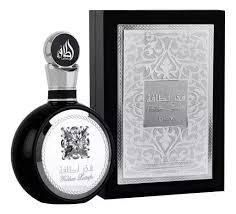 Frasco de perfume negro y caja con etiquetas plateadas sobre fondo blanco.