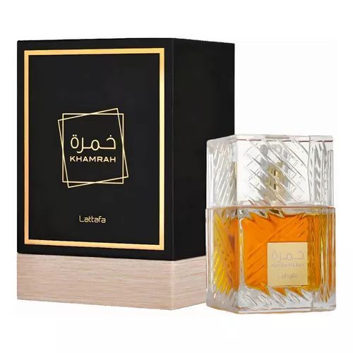 Caja de perfume Khmara negra y frasco de fragancia de ámbar tallado en cristal sobre fondo blanco.