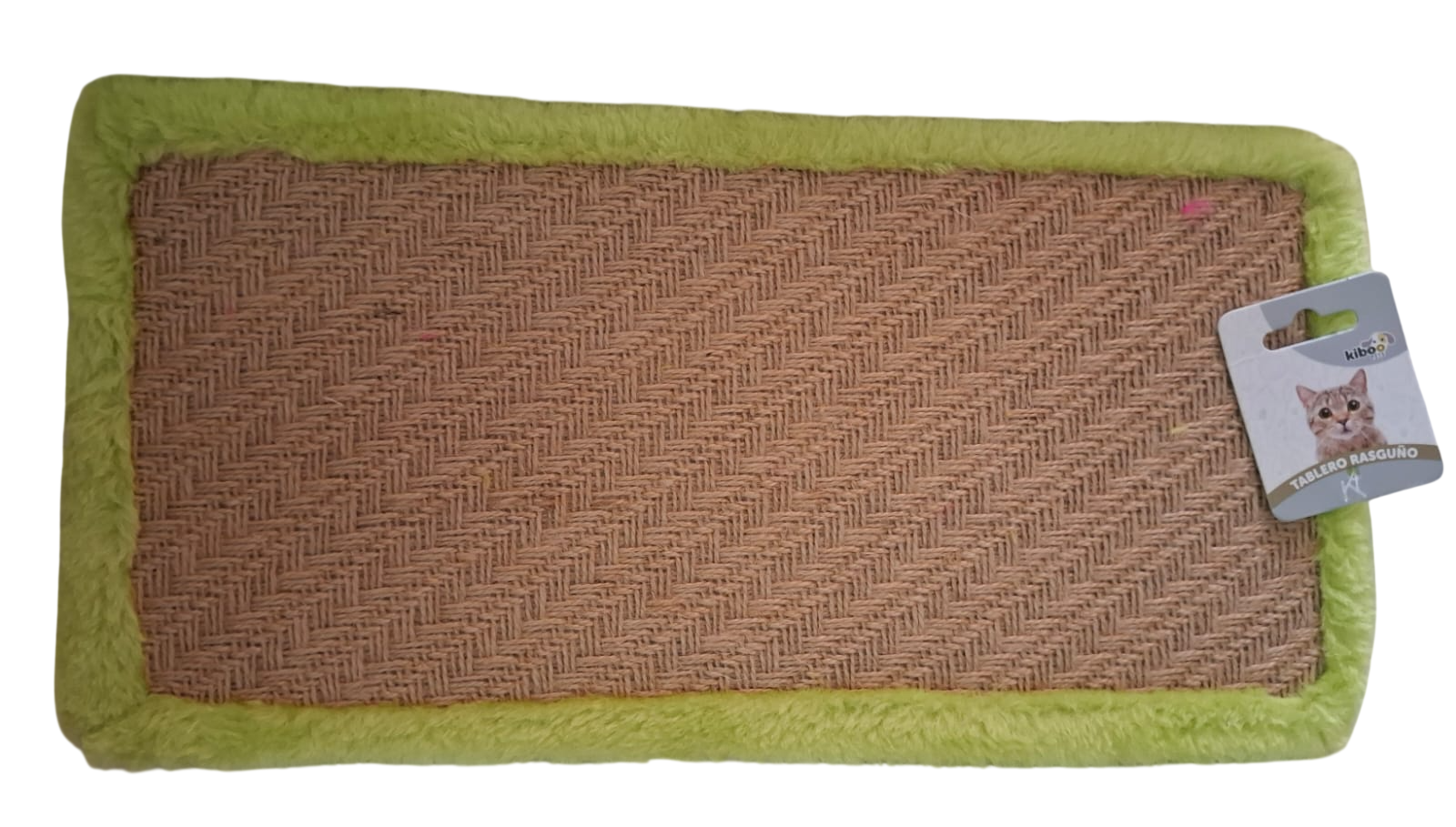 Alfombra para mascotas de color marrón tejido con borde verde y etiqueta adjunta en el lado derecho.