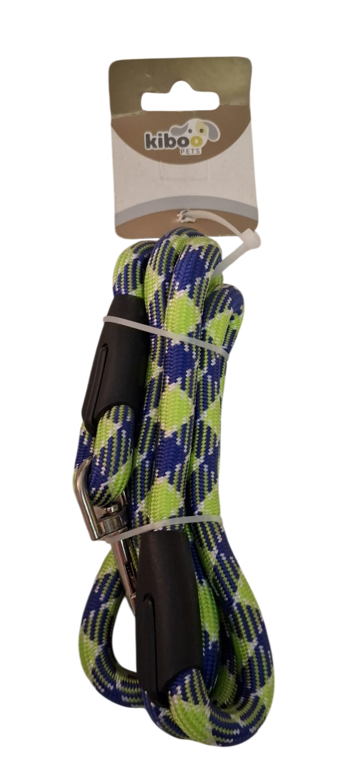 Cuerda enrollada con estampado azul, verde y negro y etiqueta colgante de color beige.