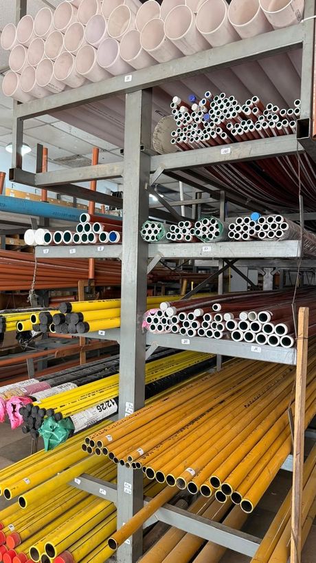 Tuberías almacenadas en estanterías