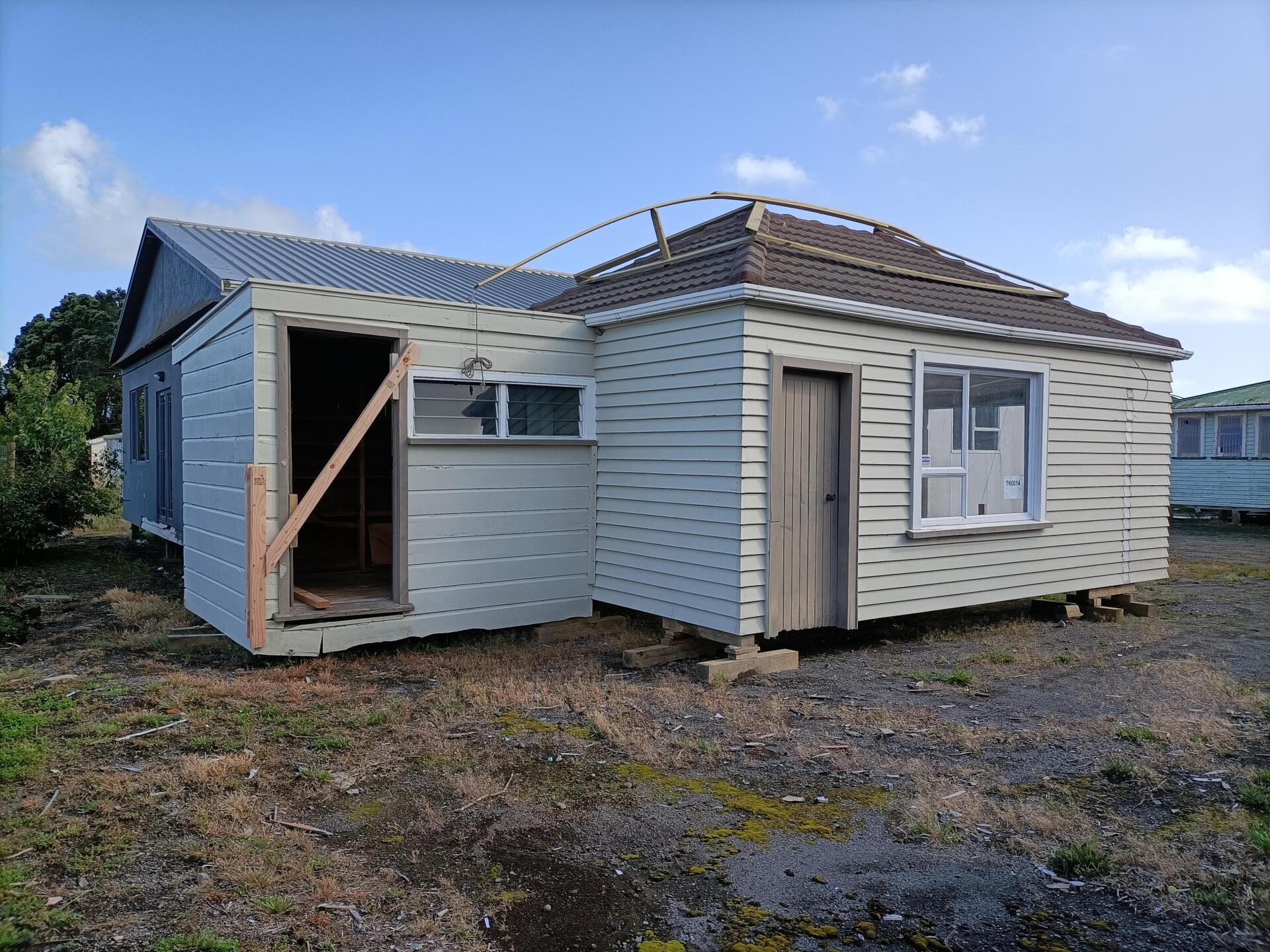 TK0014 Single garage with attached room
