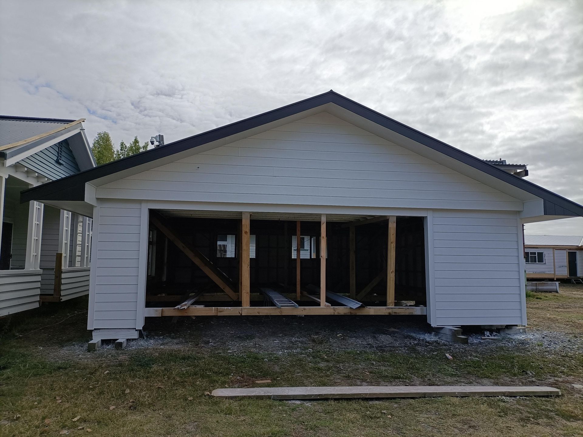HB0126 - spacious double garage HB0126 - spacious double garage