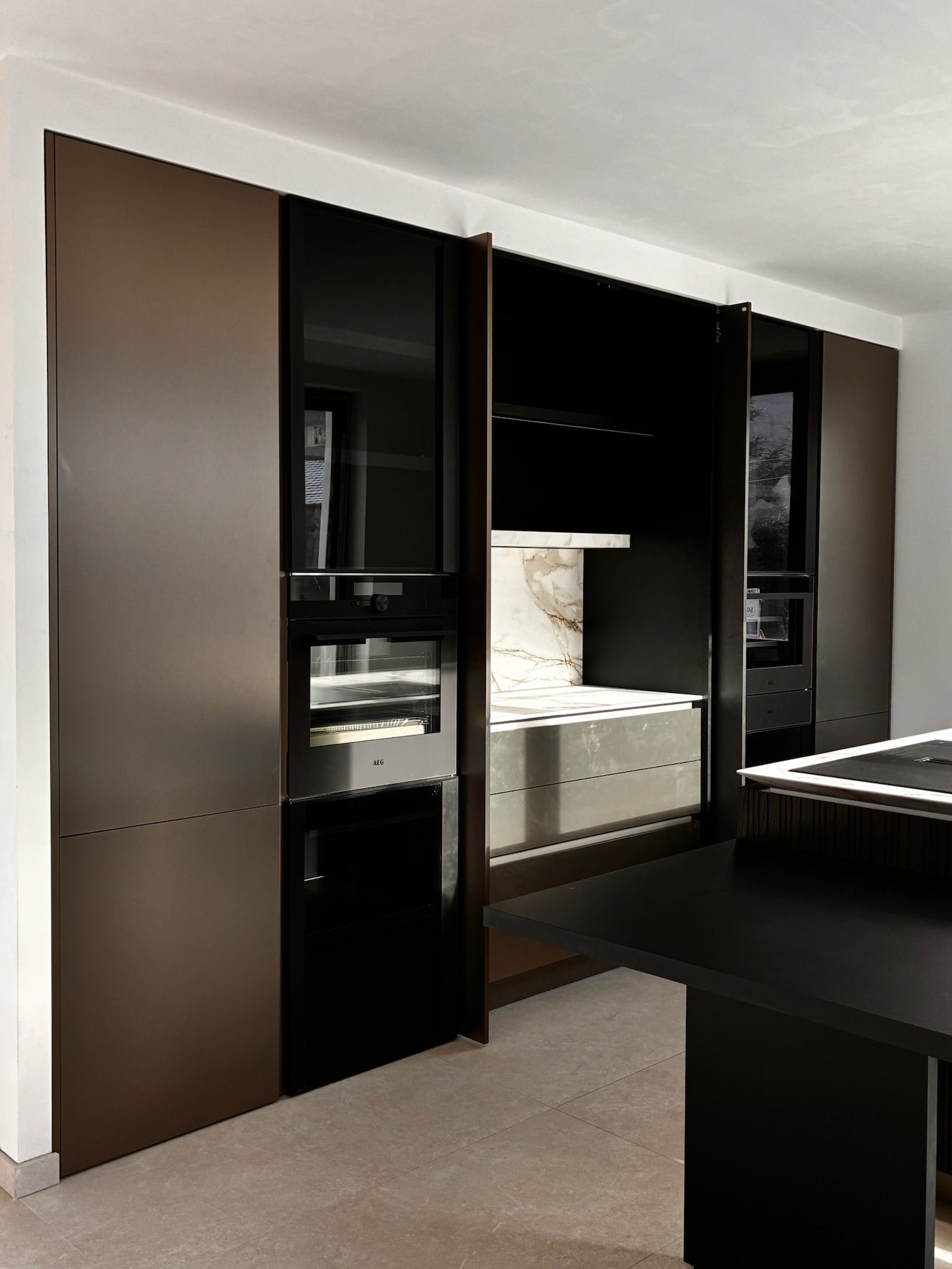 Moderno soggiorno con mobile porta TV in legno scuro e mensole a parete, moquette beige e tavolino da salotto nero.