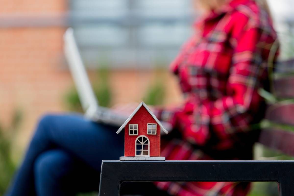 An online learner attending Kentucky real estate school online near Lexington and Louisville, Kentucky (KY)