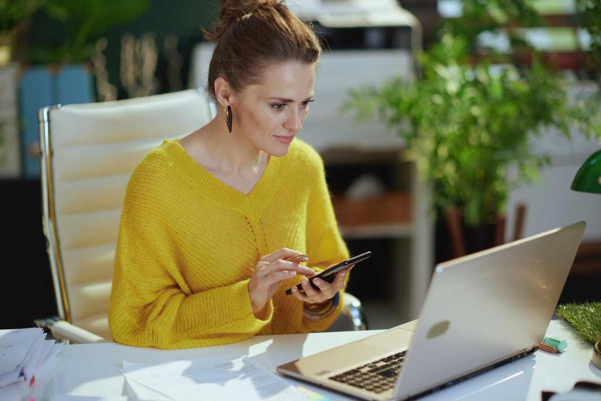 Professional in a real estate virtual academy for Kentucky real estate pre-license courses near Louisville, Kentucky (KY)