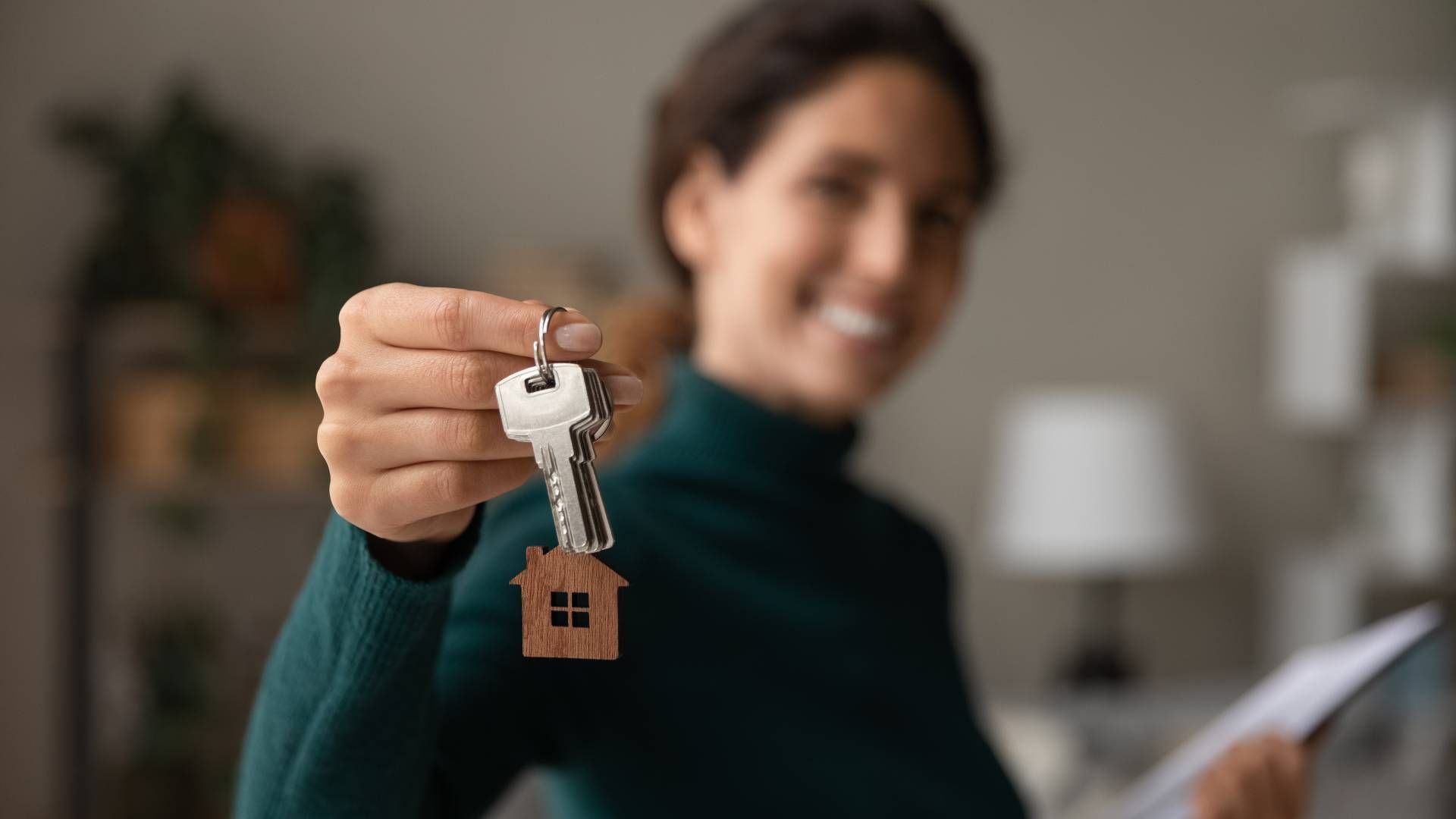 Someone holding a set of keys for a home during a real estate sale at Kentuckiana Real Estate Academy near Lexington, KY