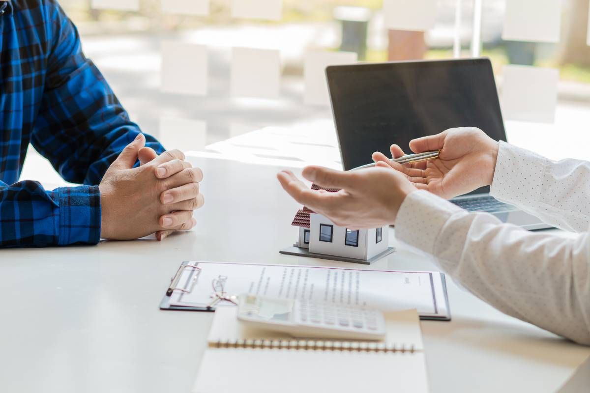 A realtor renewing their license online near Louisville, Kentucky (KY)