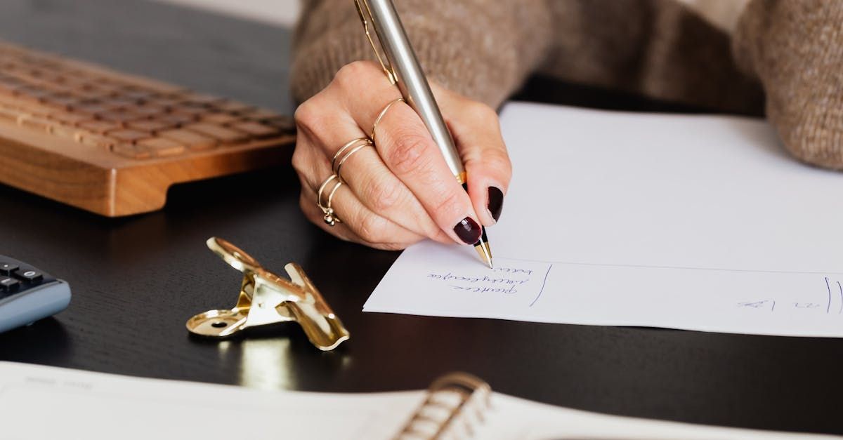 Costumer journey: vrouw analyseert de cijfers 