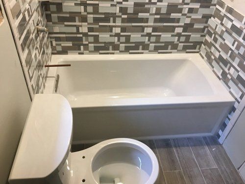 A bathroom with a toilet and a bathtub