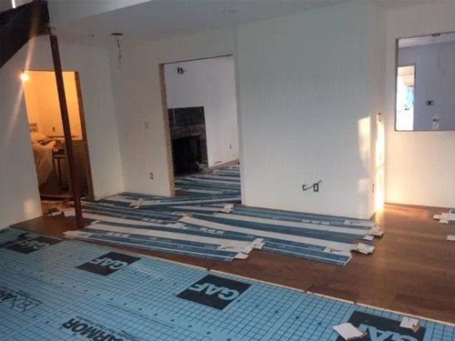 A room with a blue carpet that says gar on it