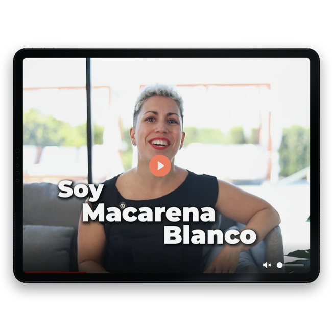 Macarena Blanco en la pantalla de una tableta, sonríe mientras está sentada en un sofá gris, y se presenta.