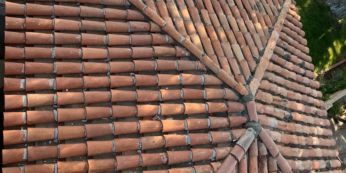 A close up of a roof with a lot of tiles on it