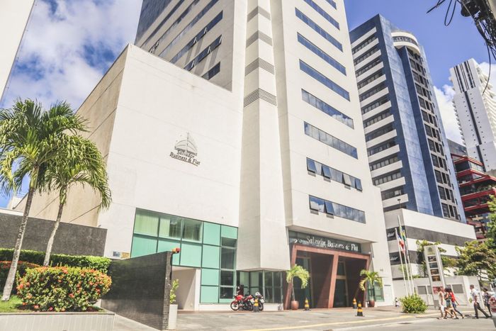 Uma vista aérea do lobby de um hotel com um balcão de recepção.