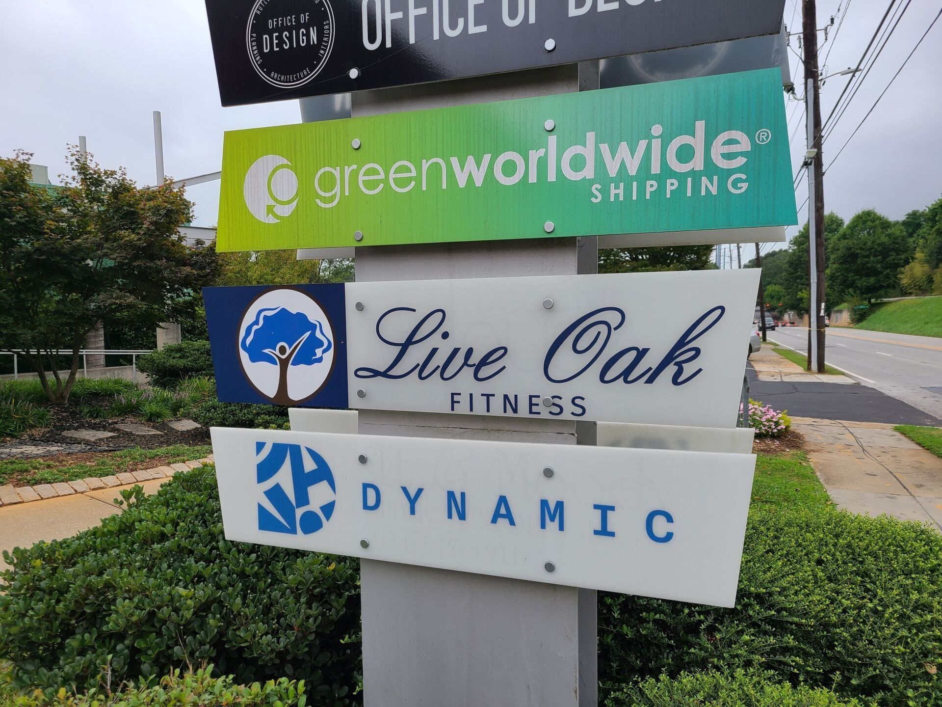 A sign that says live oak fitness on it