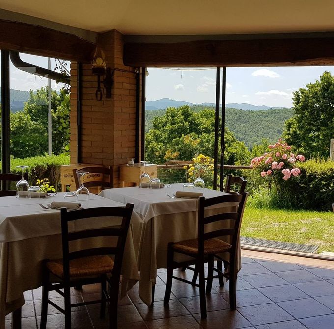 Sala del ristorante con tavoli eleganti e atmosfera silenziosa.