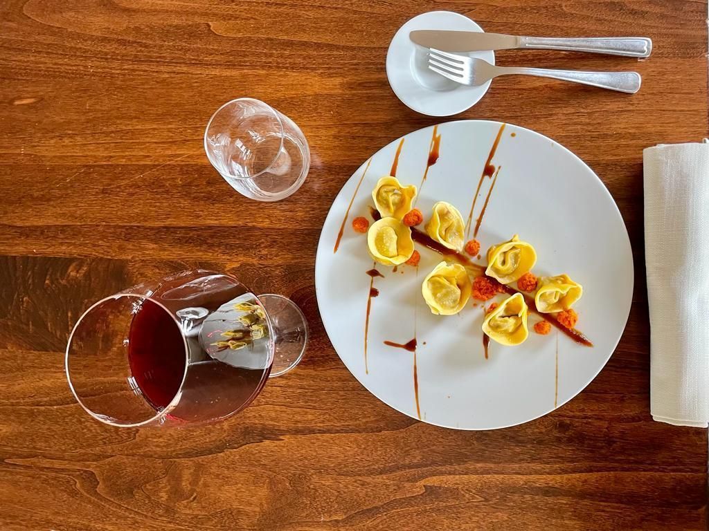 Flan di cipolle con fonduta di pecorino e erbe fresche.