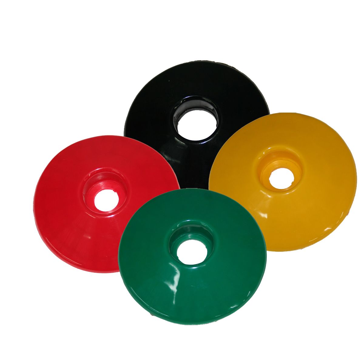 Quatre frisbees en plastique colorés : rouge, vert, jaune et noir, chacun avec un trou au centre.