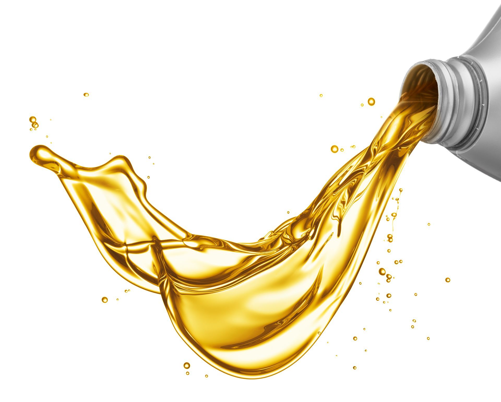 De l'huile moteur dorée est versée d'une bouteille, créant des éclaboussures.
