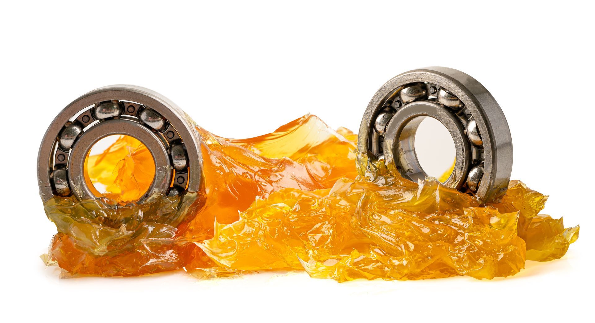 Deux roulements à billes recouverts de graisse orange.