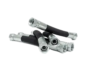 Un tas de flexibles hydrauliques sont empilés les uns sur les autres sur un fond blanc.