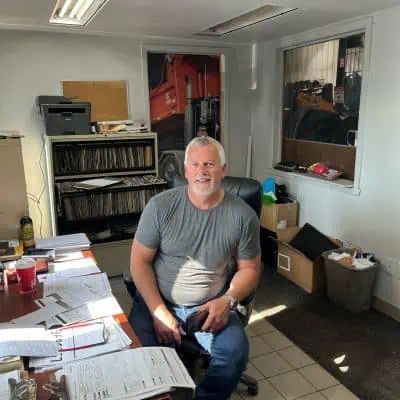 Un homme est assis à un bureau dans un bureau.