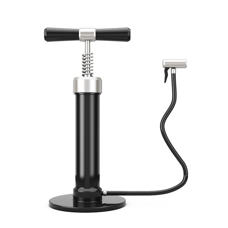 Une pompe à air noire avec un tuyau attaché sur un fond blanc.