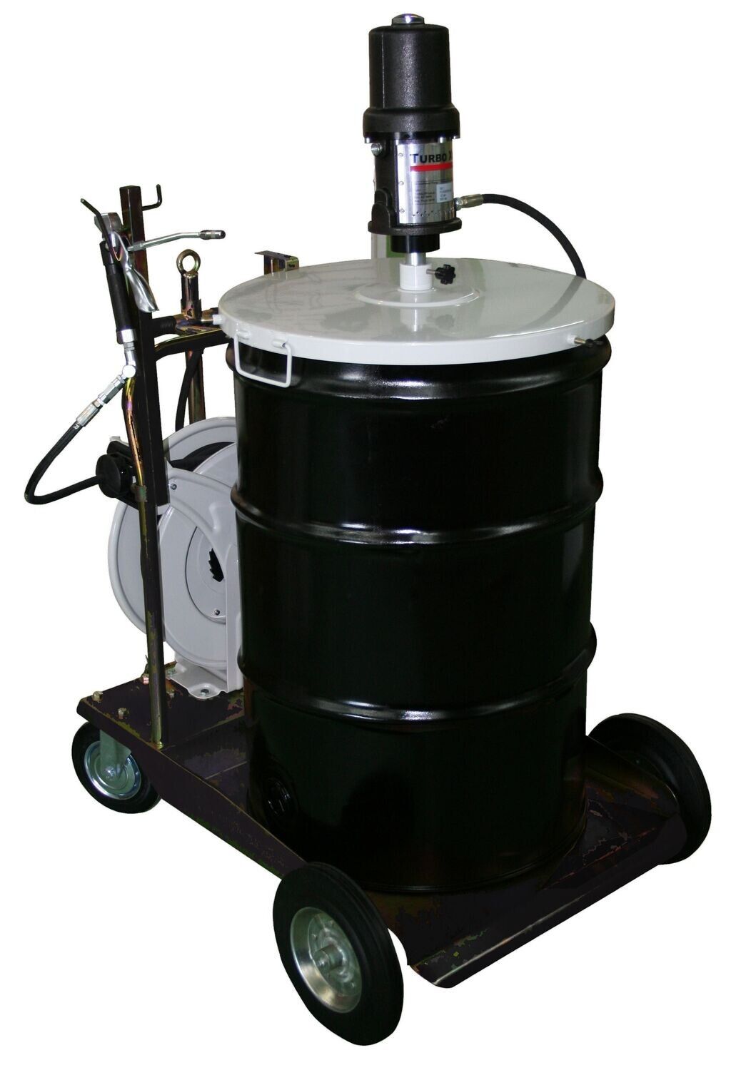 Baril de graisse noir et blanc sur un chariot à roulettes, avec une pompe sur le dessus et un tuyau attaché.