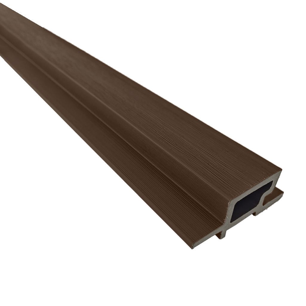 Moldura decorativa de madera marrón con canal ranurado e inserción de goma negra, mostrada sobre un fondo blanco.