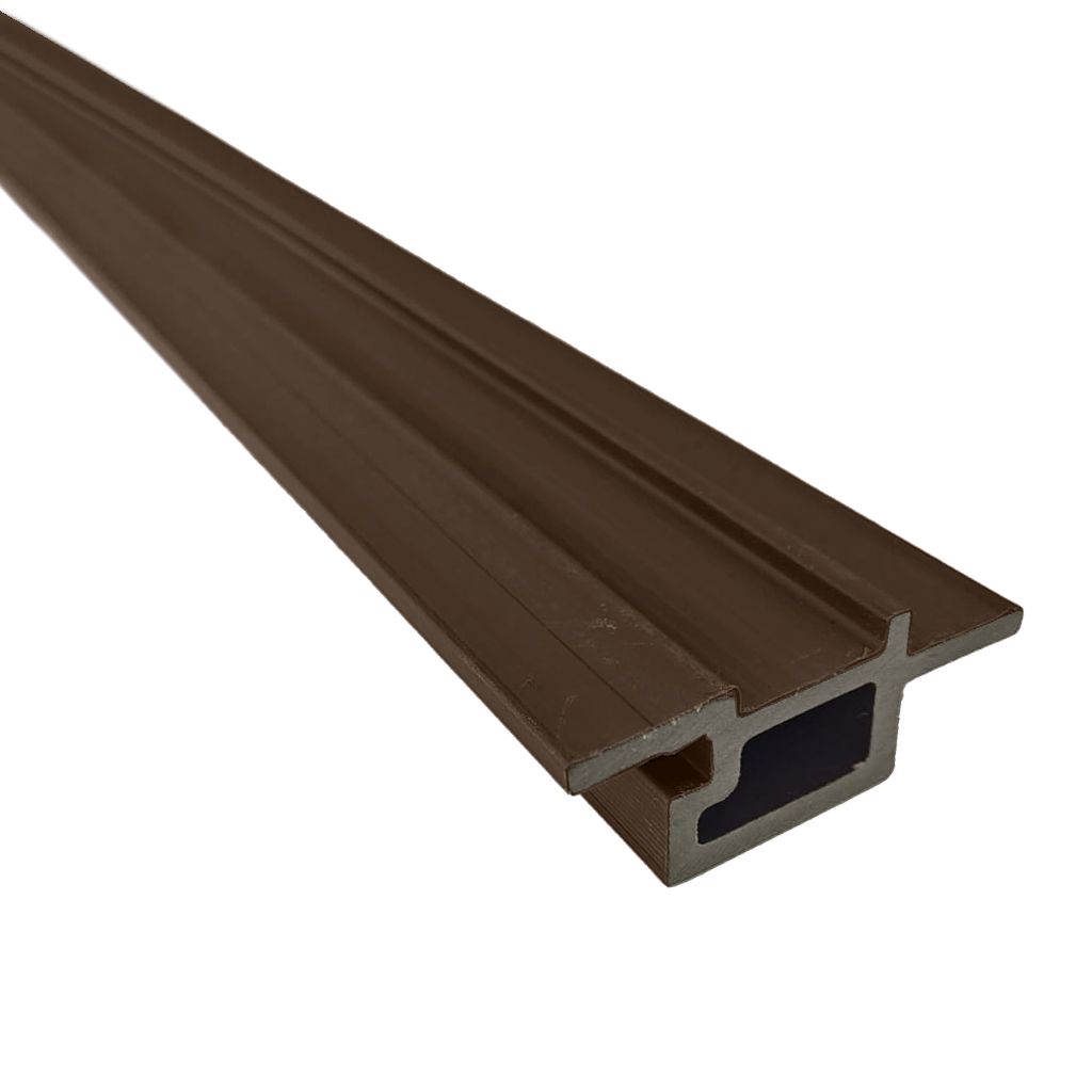 Moldura decorativa de madera marrón con canal ranurado e inserción de goma negra, mostrada sobre un fondo blanco.